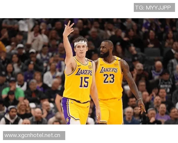 湖人训练场景曝光斯玛特紧逼八村里夫斯全力防守展现团队默契 湖人训练场景曝光斯玛特紧逼八村里夫斯全力防守展现团队默契