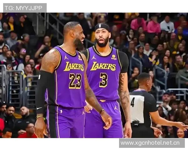 湖人训练场景曝光斯玛特紧逼八村里夫斯全力防守展现团队默契 湖人训练场景曝光斯玛特紧逼八村里夫斯全力防守展现团队默契