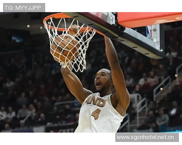 莫布里上半场表现出色三投三中贡献八分三板两助攻助力球队攻势